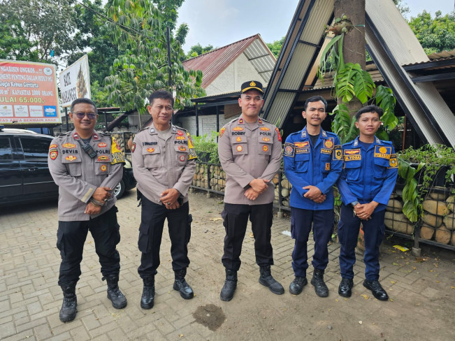 Petugas Damkar turun tangan membantu korban. [Istimewa]